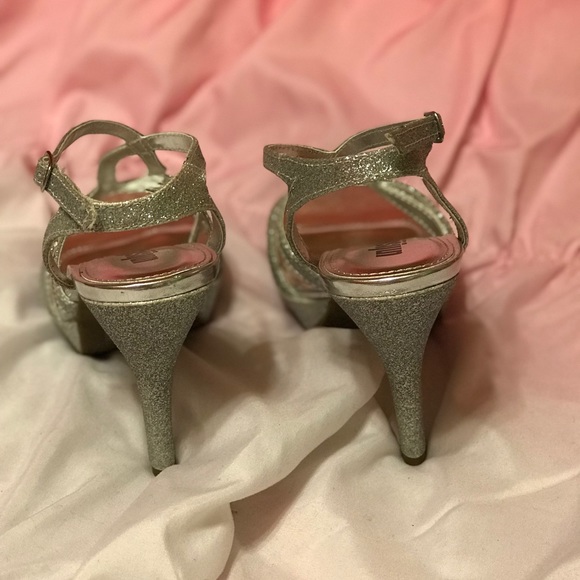 Silver Heels - Picture 5 of 5